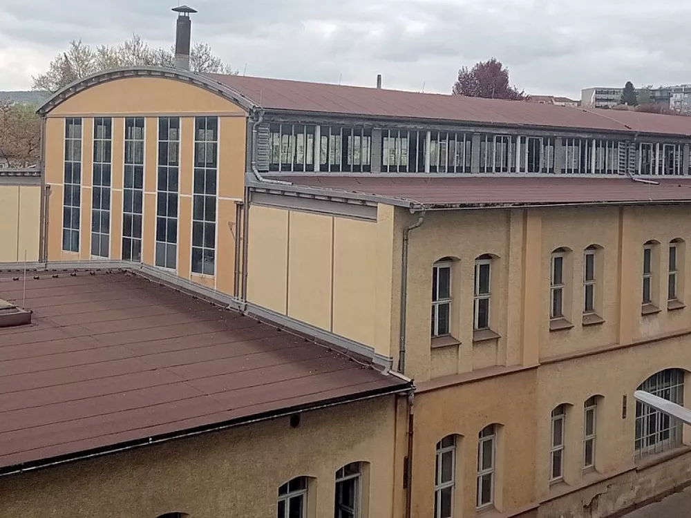 Ленточное остекление в стене из сэндвич-панелей